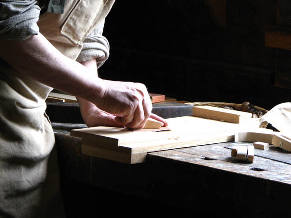 Ofrecemos un servicio de <strong>carpintería  de madera y ebanistería en Albalá</strong> adaptado a las necesidades del <strong>cliente</strong>.